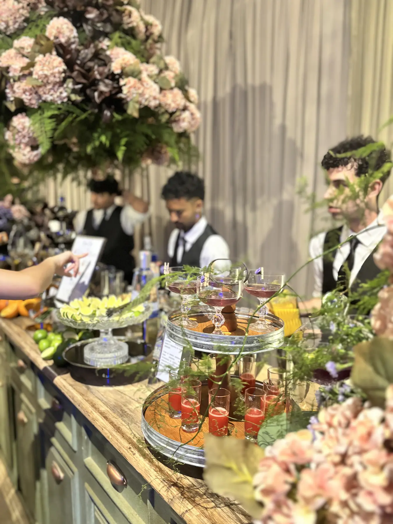 Equipe Royale atendendo convidados em um bar de evento