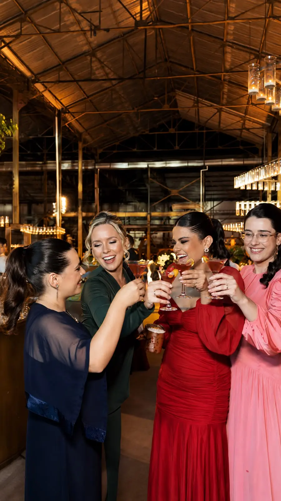 Convidadas brindando com coquetéis em uma celebração