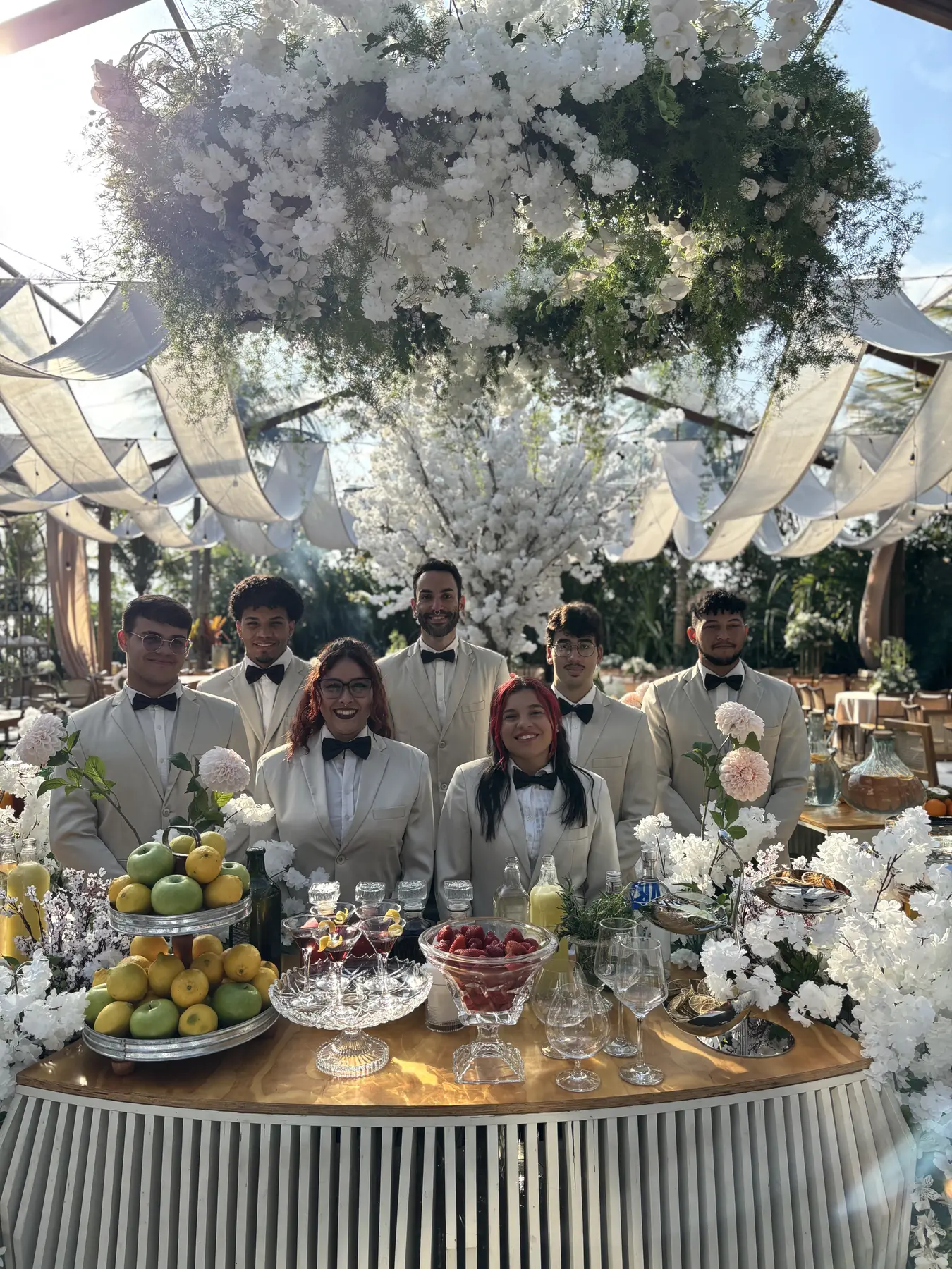 Equipe Royale reunida em um bar de casamento